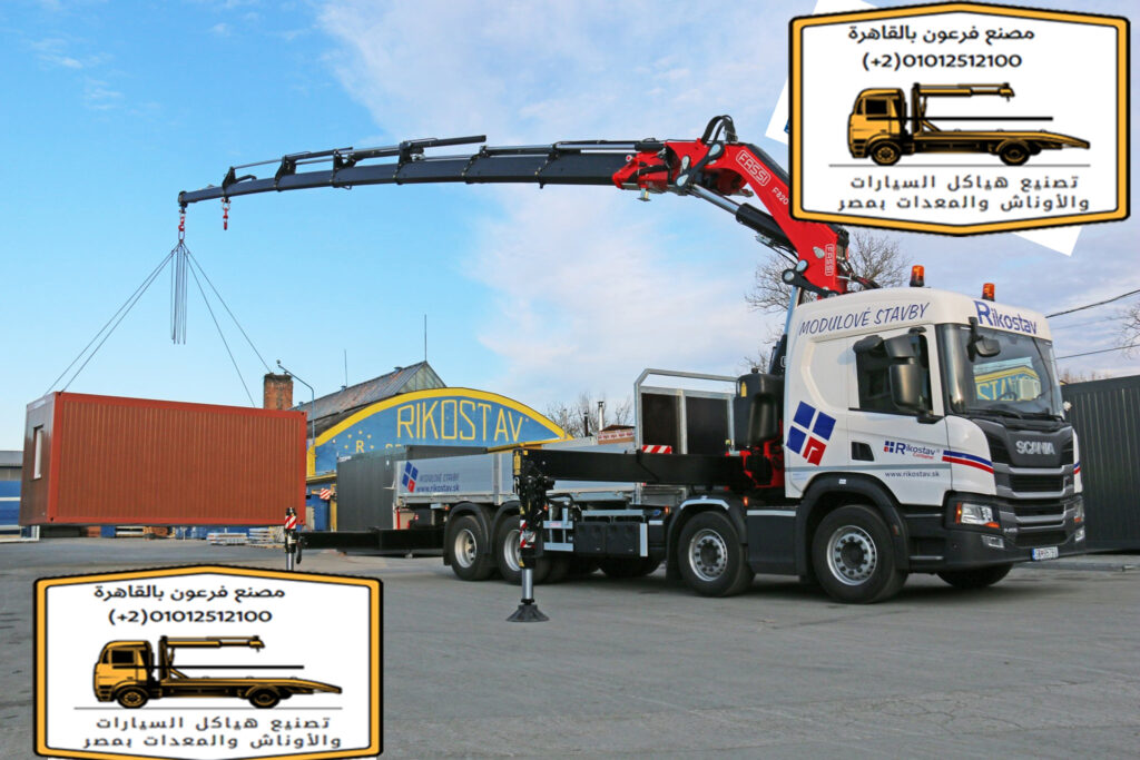 شاحنة مزودة برفع هيدروليكي لنقل الحاويات، مع وجود شعار مصنع فرعون في الزاوية.